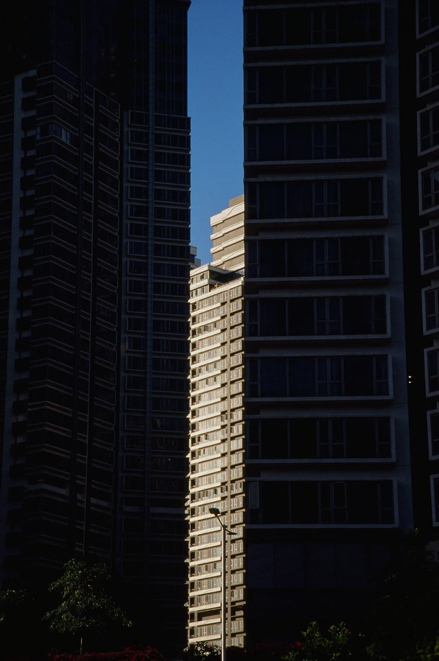 暗处建筑之间的一束光
